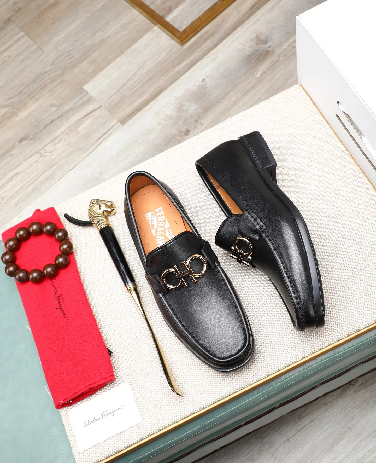 Men's clothing and shoes 💰700📛📛High-end goods! Salvatore Ferragamo is the world's top luxury footwear brand. It comes from Italy, the kingdom of fashion. It is famous all over the world for its traditional handmade design and novel styles... 🚶🏻🚶🏻 Top-quality suit shoes are sold simultaneously at the counter. This style is purely handmade. The fabric is imported Italian calfskin➕soft water-dyed cowhide lining. Specially available with original deep rubber outsole🌀🌀Size: 38➖44